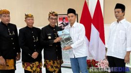 Caption: Bupati Pamekasan (KH. Kholilurrahman), menyerahkan SK remisi kepada warga binaan Lapas Narkotika Pamekasan secara simbolis. 