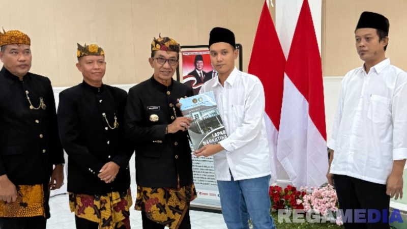 Caption: Bupati Pamekasan (KH. Kholilurrahman), menyerahkan SK remisi kepada warga binaan Lapas Narkotika Pamekasan secara simbolis. 