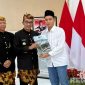 Caption: Bupati Pamekasan (KH. Kholilurrahman), menyerahkan SK remisi kepada warga binaan Lapas Narkotika Pamekasan secara simbolis. 