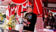 Caption: Bupati Sampang H. Slamet Junaidi, sambutan upacara HUT Kemerdekaan RI ke-80 di Pendopo Trunojoyo, (sumber foto: Diskominfo Sampang). 
