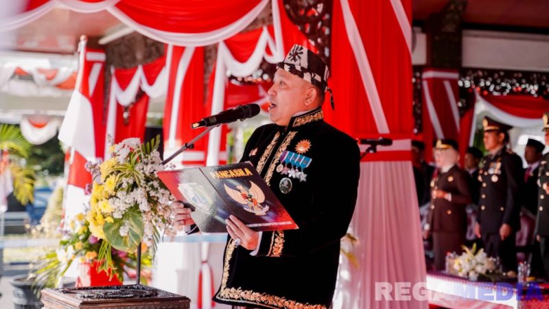 Caption: Bupati Sampang H. Slamet Junaidi, sambutan upacara HUT Kemerdekaan RI ke-80 di Pendopo Trunojoyo, (sumber foto: Diskominfo Sampang). 