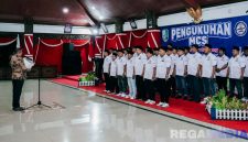 Caption: Bupati Sampang H. Slamet Junaidi saat mengukuhkan pengurus MCS, (dok. regamedianews). 