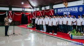 Caption: Bupati Sampang H. Slamet Junaidi saat mengukuhkan pengurus MCS, (dok. regamedianews). 