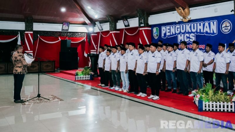 Caption: Bupati Sampang H. Slamet Junaidi saat mengukuhkan pengurus MCS, (dok. regamedianews). 