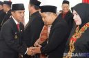 Caption: Bupati Bangkalan (Lukman Hakim) berjabat tangan dengan Ismet Efendi usai dilantik sebagai Sekda. (foto istimewa). 