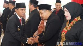 Caption: Bupati Bangkalan (Lukman Hakim) berjabat tangan dengan Ismet Efendi usai dilantik sebagai Sekda. (foto istimewa). 