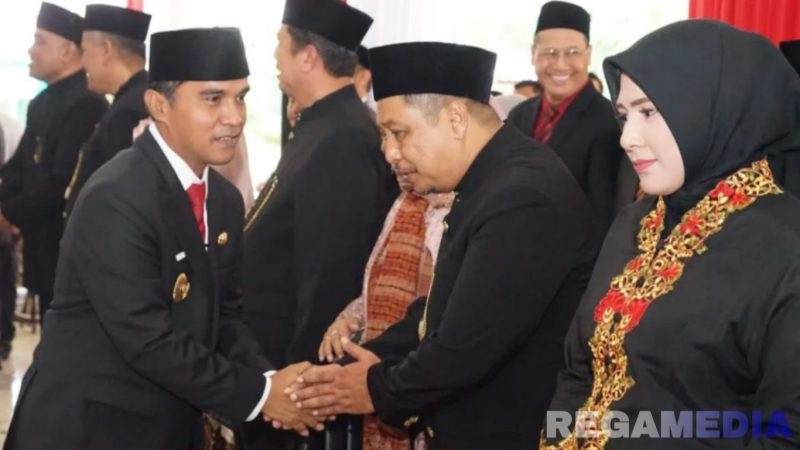 Caption: Bupati Bangkalan (Lukman Hakim) berjabat tangan dengan Ismet Efendi usai dilantik sebagai Sekda. (foto istimewa). 