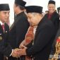 Caption: Bupati Bangkalan (Lukman Hakim) berjabat tangan dengan Ismet Efendi usai dilantik sebagai Sekda. (foto istimewa). 