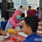 Caption: warga binaan / napi Rutan Sampang saat dilakukan pemeriksaan kesehatan gratis, (foto istimewa). 