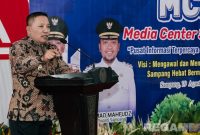Caption: Bupati Sampang H. Slamet Junaidi, sampaikan sambutan usai kukuhkan pengurus Media Center Sampang, (foto istimewa). 