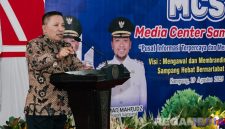 Caption: Bupati Sampang H. Slamet Junaidi, sampaikan sambutan usai kukuhkan pengurus Media Center Sampang, (foto istimewa). 