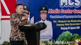 Caption: Bupati Sampang H. Slamet Junaidi, sampaikan sambutan usai kukuhkan pengurus Media Center Sampang, (foto istimewa). 