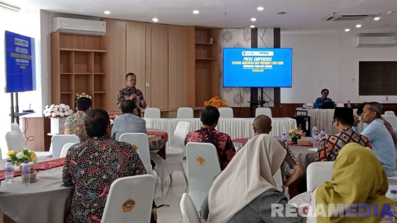 Caption: konferensi pers capaian akreditasi dan pembukaan program studi baru yang digelar di lantai 9 Gedung Rektorat UTM. 