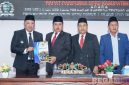 Caption: Bupati Sampang menyerahkan pendapat akhir terhadap Raperda Perubahan APBD tahun anggaran 2025 kepada Ketua DPRD Sampang, (foto istimewa). 