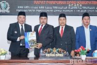 Caption: Bupati Sampang menyerahkan pendapat akhir terhadap Raperda Perubahan APBD tahun anggaran 2025 kepada Ketua DPRD Sampang, (foto istimewa). 