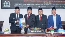 Caption: Bupati Sampang menyerahkan pendapat akhir terhadap Raperda Perubahan APBD tahun anggaran 2025 kepada Ketua DPRD Sampang, (foto istimewa). 