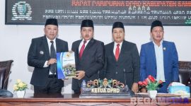 Caption: Bupati Sampang menyerahkan pendapat akhir terhadap Raperda Perubahan APBD tahun anggaran 2025 kepada Ketua DPRD Sampang, (foto istimewa). 