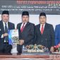 Caption: Bupati Sampang menyerahkan pendapat akhir terhadap Raperda Perubahan APBD tahun anggaran 2025 kepada Ketua DPRD Sampang, (foto istimewa). 