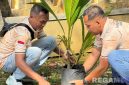 Caption: petugas Lapas saat menanam bibit pohon kelapa di area Lapas Narkotika Kelas IIA Pamekasan, (foto istimewa). 