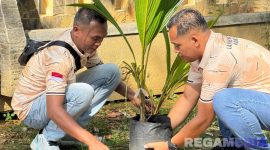 Caption: petugas Lapas saat menanam bibit pohon kelapa di area Lapas Narkotika Kelas IIA Pamekasan, (foto istimewa). 