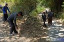 Caption: semangat gotong royong warga Desa Angsokah, bersih-bersih lingkungan sambut peringatan maulid Nabi Muhammad SAW, (dok. regamedianews). 