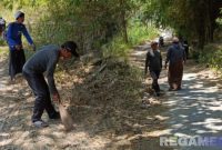 Caption: semangat gotong royong warga Desa Angsokah, bersih-bersih lingkungan sambut peringatan maulid Nabi Muhammad SAW, (dok. regamedianews). 