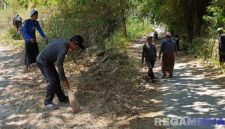Caption: semangat gotong royong warga Desa Angsokah, bersih-bersih lingkungan sambut peringatan maulid Nabi Muhammad SAW, (dok. regamedianews). 