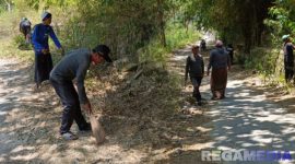 Caption: semangat gotong royong warga Desa Angsokah, bersih-bersih lingkungan sambut peringatan maulid Nabi Muhammad SAW, (dok. regamedianews). 