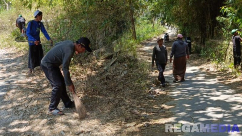 Caption: semangat gotong royong warga Desa Angsokah, bersih-bersih lingkungan sambut peringatan maulid Nabi Muhammad SAW, (dok. regamedianews). 
