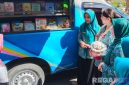 Caption: Ketua TP PKK Jawa Timur, Arumi Bachsin, meninjau mobil Perpustakaan Keliling Pemkab Sampang, (dok. regamedianews). 