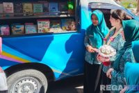 Caption: Ketua TP PKK Jawa Timur, Arumi Bachsin, meninjau mobil Perpustakaan Keliling Pemkab Sampang, (dok. regamedianews). 