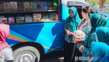 Caption: Ketua TP PKK Jawa Timur, Arumi Bachsin, meninjau mobil Perpustakaan Keliling Pemkab Sampang, (dok. regamedianews). 