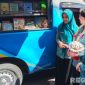 Caption: Ketua TP PKK Jawa Timur, Arumi Bachsin, meninjau mobil Perpustakaan Keliling Pemkab Sampang, (dok. regamedianews). 