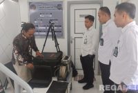 Caption: petugas Ditjenpas saat melakukan pemeriksaan rutin terhadap X-Ray Lapas Pamekasan, (foto istimewa). 