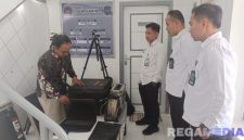 Caption: petugas Ditjenpas saat melakukan pemeriksaan rutin terhadap X-Ray Lapas Pamekasan, (foto istimewa). 