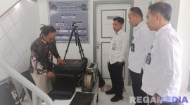 Caption: petugas Ditjenpas saat melakukan pemeriksaan rutin terhadap X-Ray Lapas Pamekasan, (foto istimewa). 