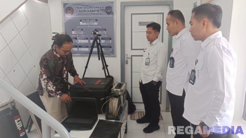 Caption: petugas Ditjenpas saat melakukan pemeriksaan rutin terhadap X-Ray Lapas Pamekasan, (foto istimewa). 