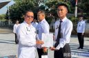 Caption: Kalapas Narkotika Pamekasan saat memberikan paket vitamin kepada petugas lapas, (foto istimewa). 