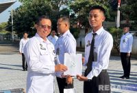 Caption: Kalapas Narkotika Pamekasan saat memberikan paket vitamin kepada petugas lapas, (foto istimewa). 