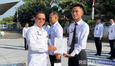 Caption: Kalapas Narkotika Pamekasan saat memberikan paket vitamin kepada petugas lapas, (foto istimewa). 