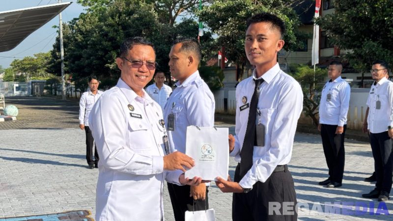 Caption: Kalapas Narkotika Pamekasan saat memberikan paket vitamin kepada petugas lapas, (foto istimewa). 