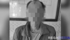 Caption: tersangka kasus tindak pidana penganiayaan inisial A, saat diamankan polisi, (sumber foto: Humas Polres Pamekasan). 