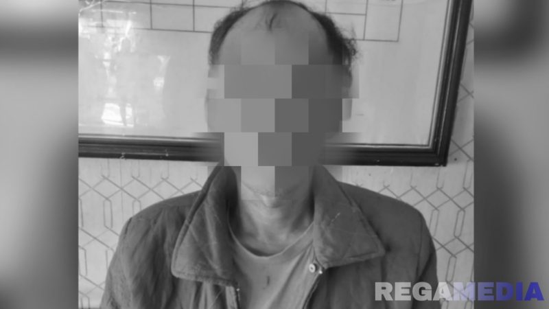 Caption: tersangka kasus tindak pidana penganiayaan inisial A, saat diamankan polisi, (sumber foto: Humas Polres Pamekasan). 