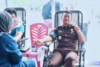 Caption: petugas Kejaksaan Negeri Pohuwato turut ikut berdonor darah,  (dok. regamedianews). 