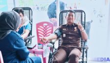 Caption: petugas Kejaksaan Negeri Pohuwato turut ikut berdonor darah,  (dok. regamedianews). 