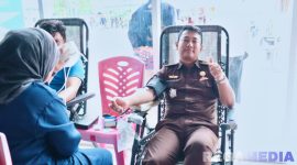 Caption: petugas Kejaksaan Negeri Pohuwato turut ikut berdonor darah,  (dok. regamedianews). 