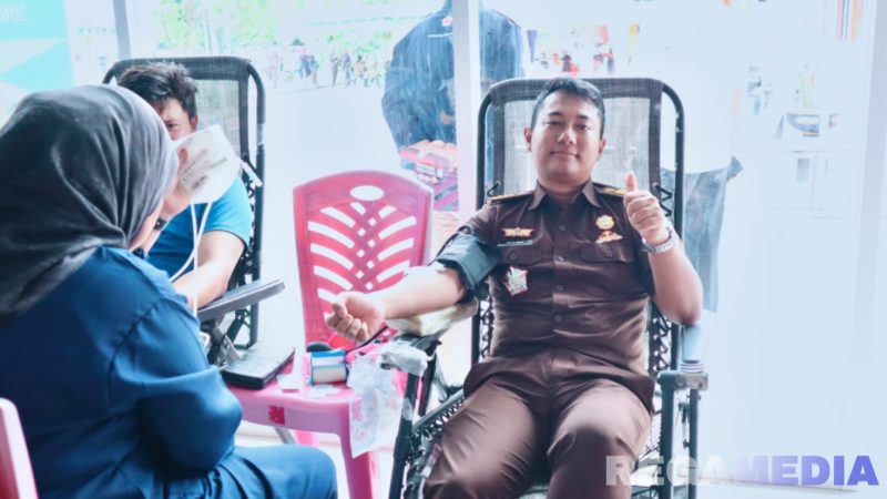 Caption: petugas Kejaksaan Negeri Pohuwato turut ikut berdonor darah,  (dok. regamedianews). 