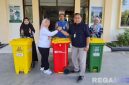 Caption: Dorong Gerakan Go Green, Kepala BPJS Ketenagakerjaan Madura donasikan tempat sampah, (foto istimewa). 