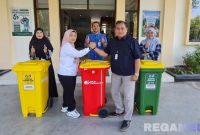 Caption: Dorong Gerakan Go Green, Kepala BPJS Ketenagakerjaan Madura donasikan tempat sampah, (foto istimewa). 