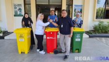 Caption: Dorong Gerakan Go Green, Kepala BPJS Ketenagakerjaan Madura donasikan tempat sampah, (foto istimewa). 
